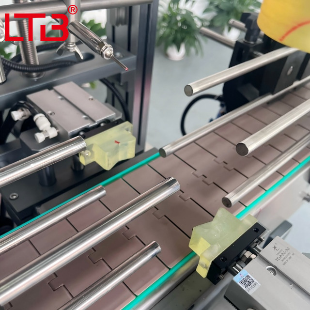 CE Certified Auto Three-wheel Capping Machine Liquid Production Bottles Sealer Capper CE Certified Auto Three-wheel Capping Machine Liquid Production Bottles Sealer Capper