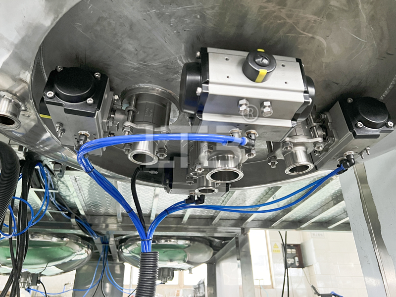 Labeling machine for chemical product containers
