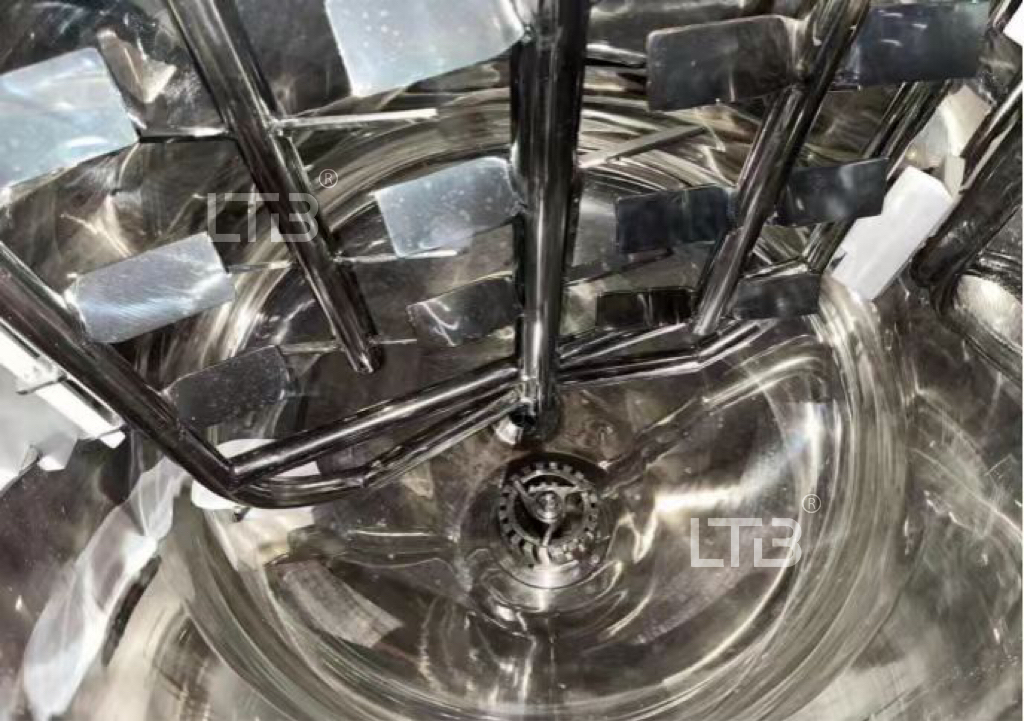 مجداف الخلط مع الخالط عالي القص