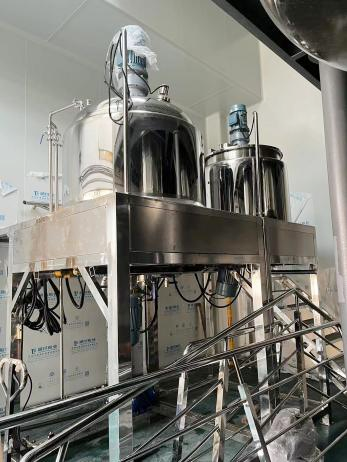 liquid mixer ensuring uniform blending of hair care raw materials