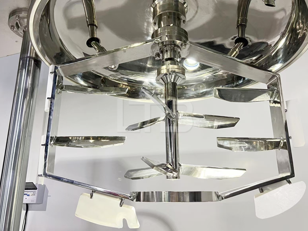 high-capacity emulsifying machine with hydraulic lifting system for cosmetics production