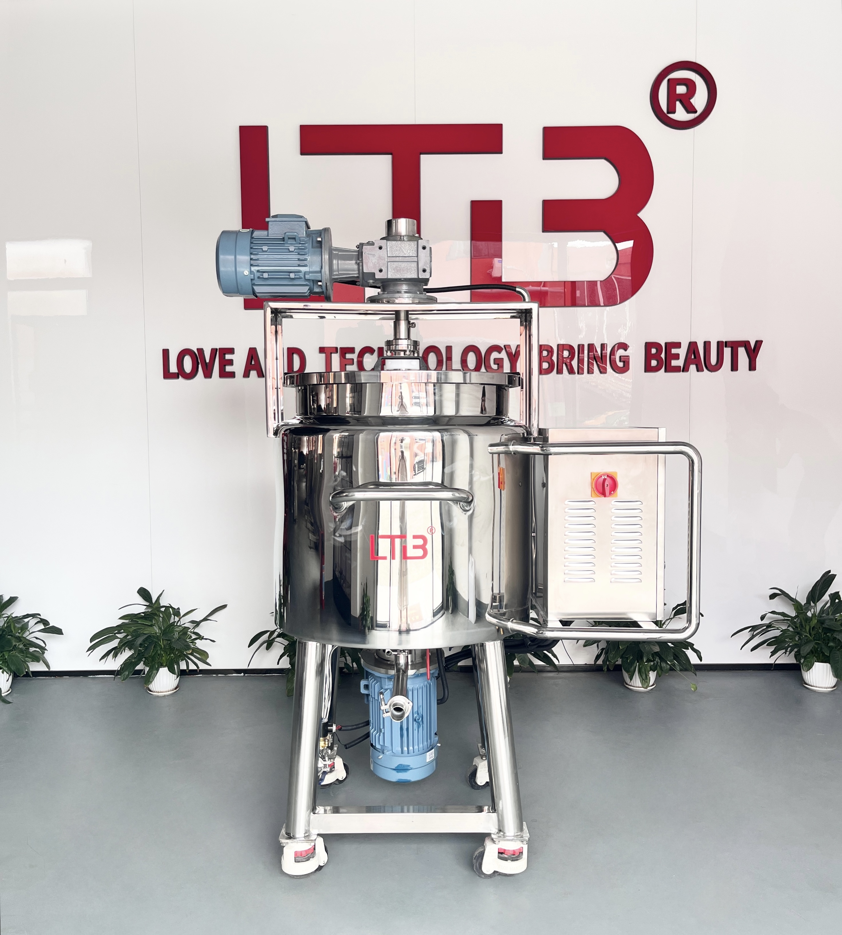 Role of Liquid Mixing Machines in Cosmetic Manufacturing