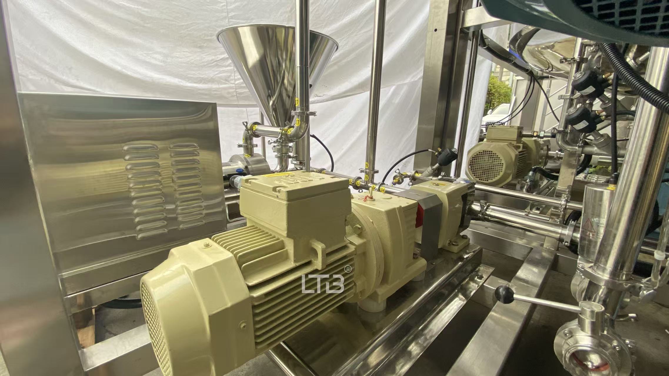 Inline homogenizer wiht pump